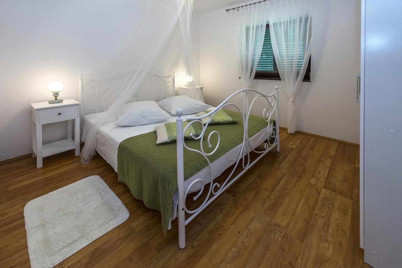 Spacious Three-bedroom Balun With Pool