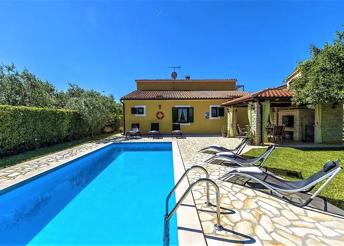 Spacious Three-Bedroom Villa Balun With Pool