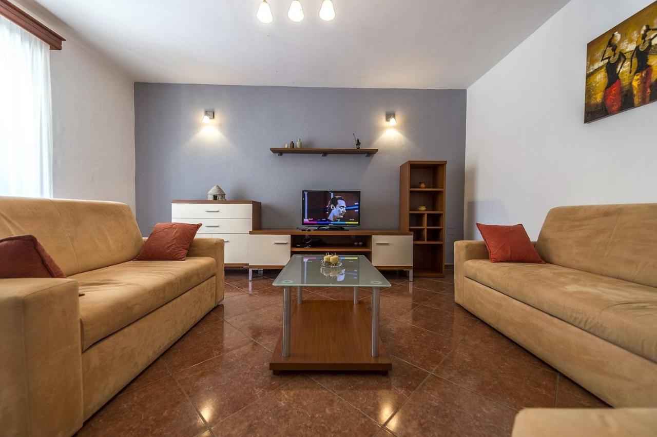 Villa Spacious Three-bedroom Balun With Pool