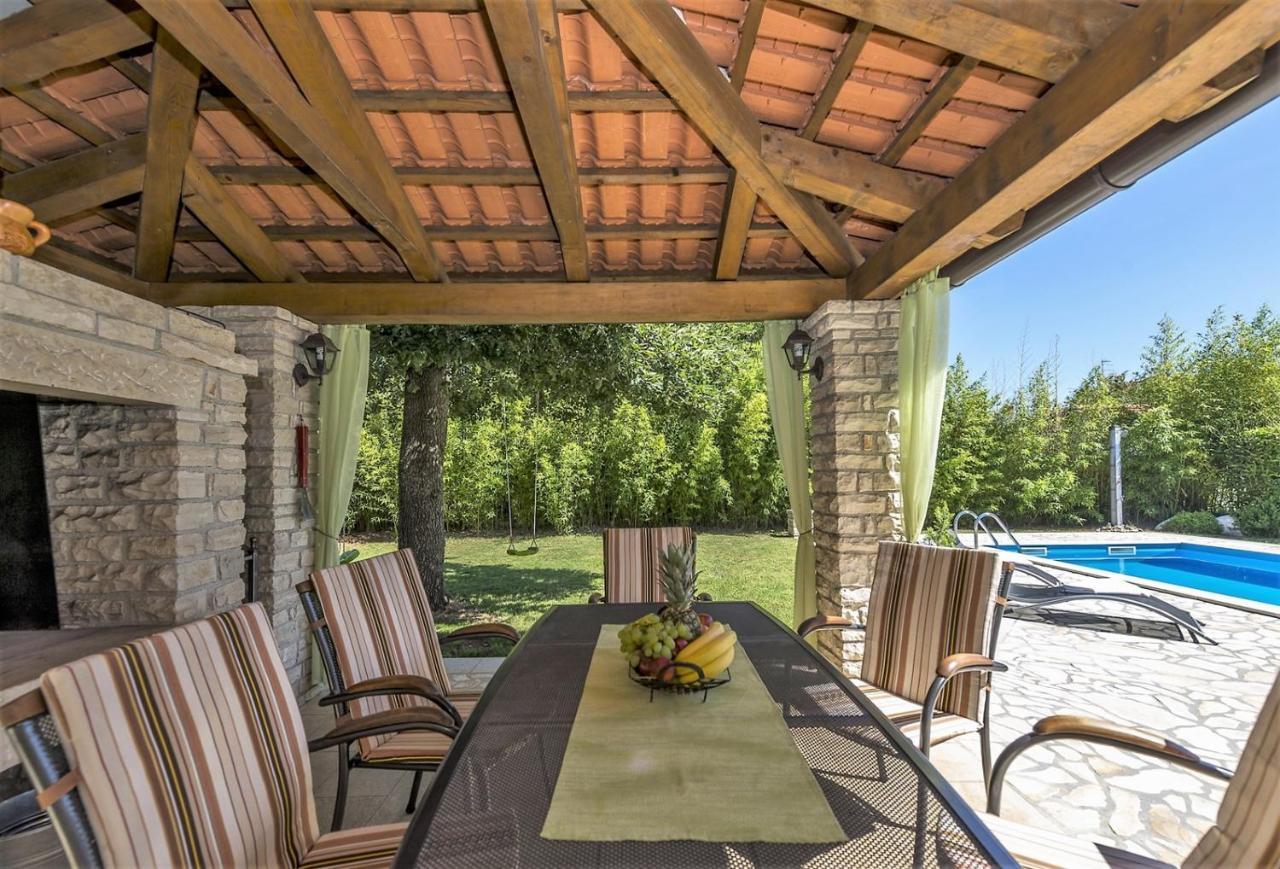 Spacious Three-bedroom Balun With Pool