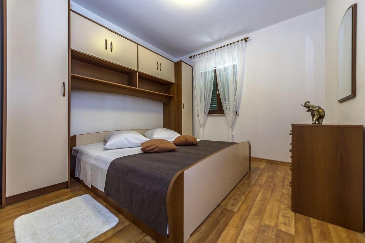 Spacious Three-bedroom Balun With Pool