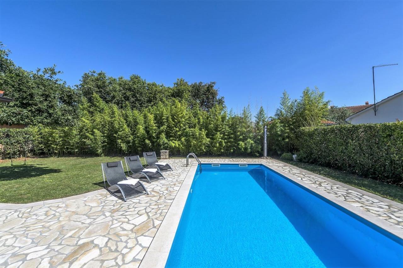Spacious Three-bedroom Balun With Pool Villa *